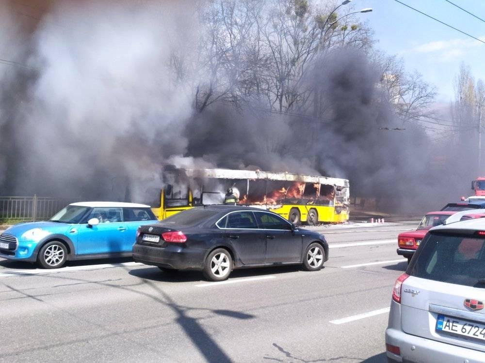 В Киеве прямо на маршруте загорелся коммунальный автобус., Фото: Элена Элена/Facebook/Транспорт Киева