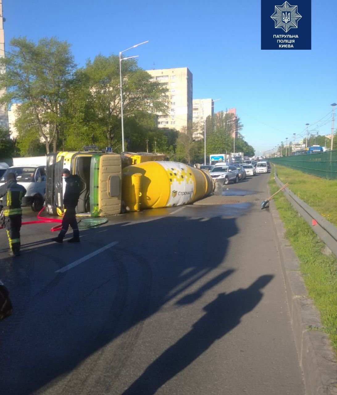 Масштабное ДТП в Киеве: на ходу перевернулся грузовик, Фото патрульной полиции