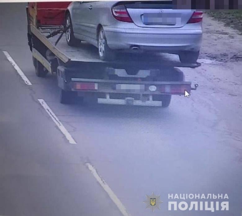 В Киеве женщина с помощью эвакуатора украла автомобиль