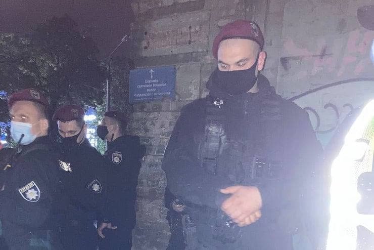 Полицейский, который, как сообщают свидетели, избил музыканта