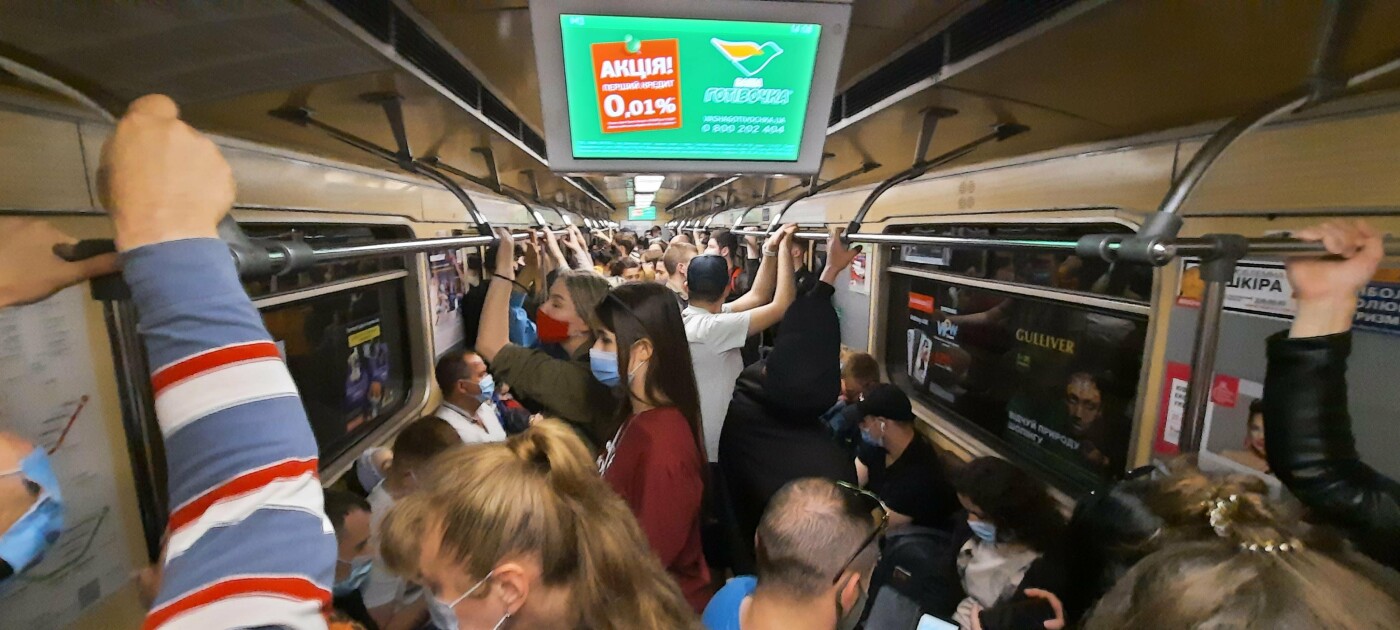 Забыли о правилах: в киевском метро огромная давка даже на выходных, - ФОТО