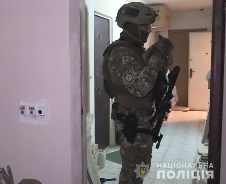 Залез через окно: в Киеве грабитель ворвался в квартиру и захватил женщину в заложники, Фото полиции