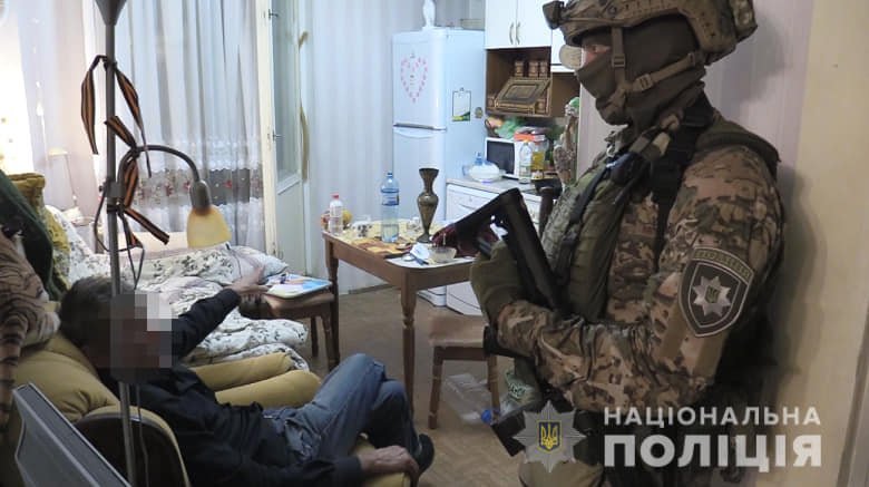 Залез через окно: в Киеве грабитель ворвался в квартиру и захватил женщину в заложники, Фото полиции