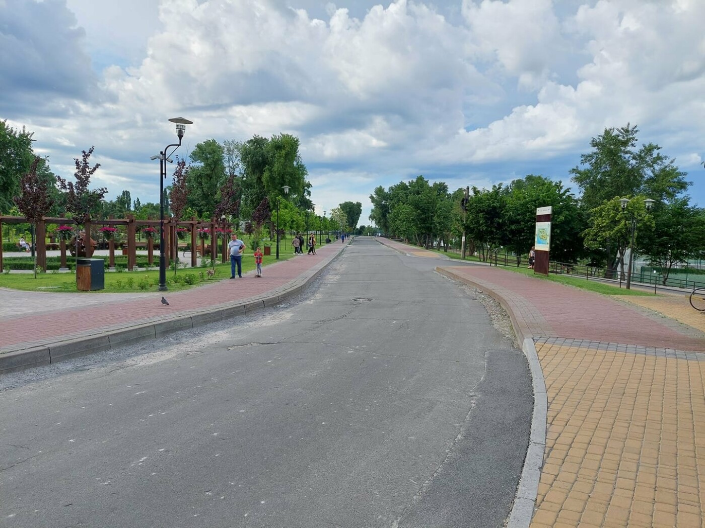 Дорога в парке Наталка, которую хотят отдать под строительную технику Дорога в парке Наталка, которую хотят отдать под строительную технику, Фото Глеба Антоненко