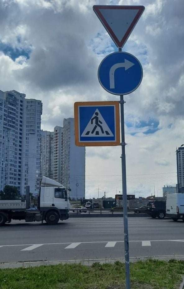 Водителям на заметку: где в Киеве установили новые дорожные знаки, ЦОДД