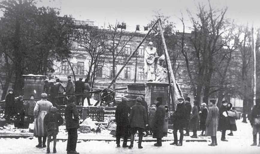 Разрушение монумента Разрушение монумента, Фото: Мислене Древо