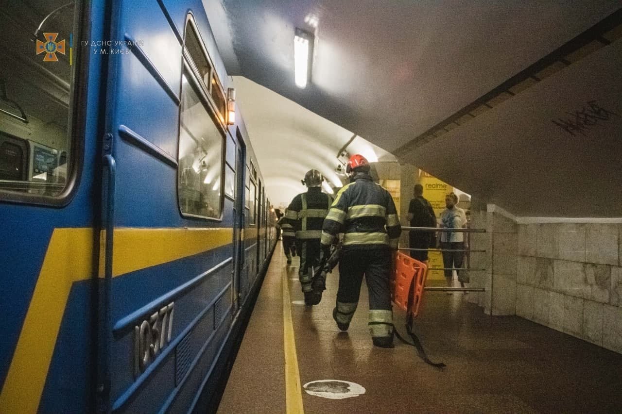 В Киевском метро мужчина упал под поезд. На помощь пришли спасатели, Фото: ГСЧС г. Киева