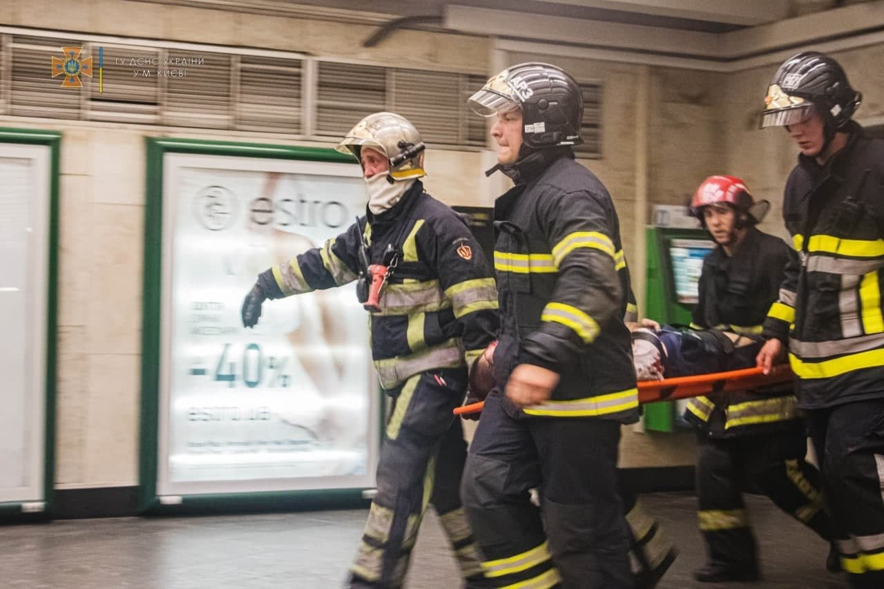 В Киевском метро мужчина упал под поезд. На помощь пришли спасатели, Фото: ГСЧС г. Киева