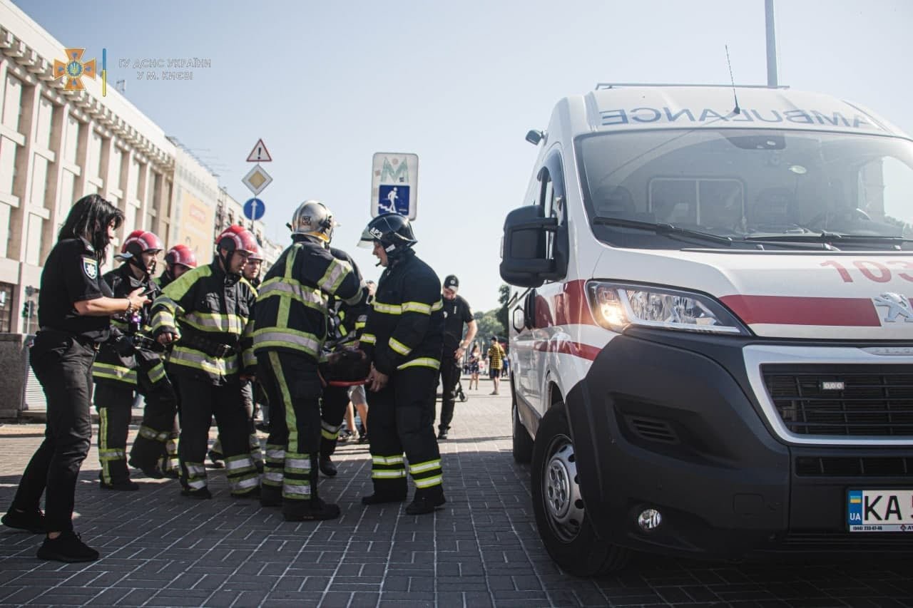 В Киевском метро мужчина упал под поезд. На помощь пришли спасатели, Фото: ГСЧС г. Киева