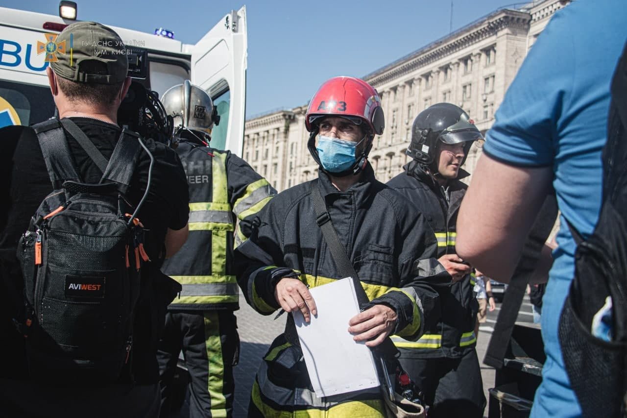 В Киевском метро мужчина упал под поезд. На помощь пришли спасатели, Фото: ГСЧС г. Киева