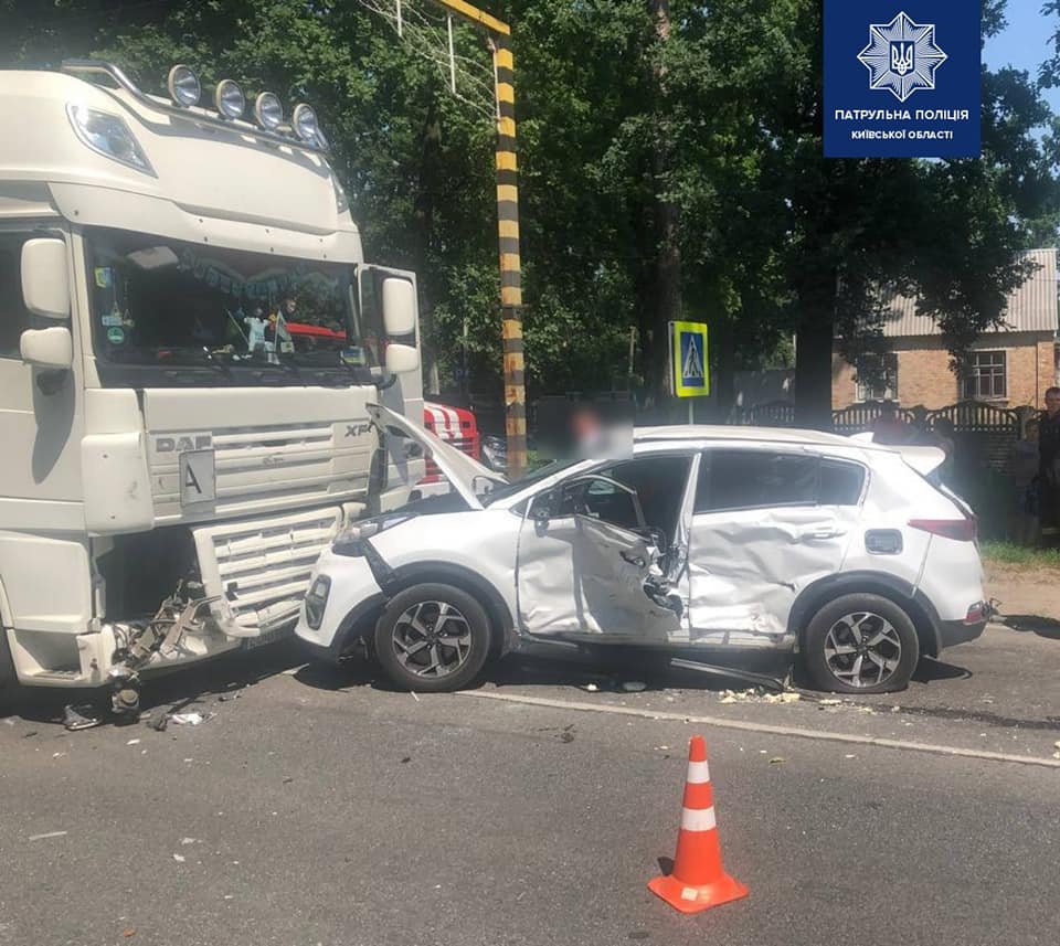 В Буче произошло серьёзное ДТП с участием легковушки и фуры, Патрульная полиция Киева