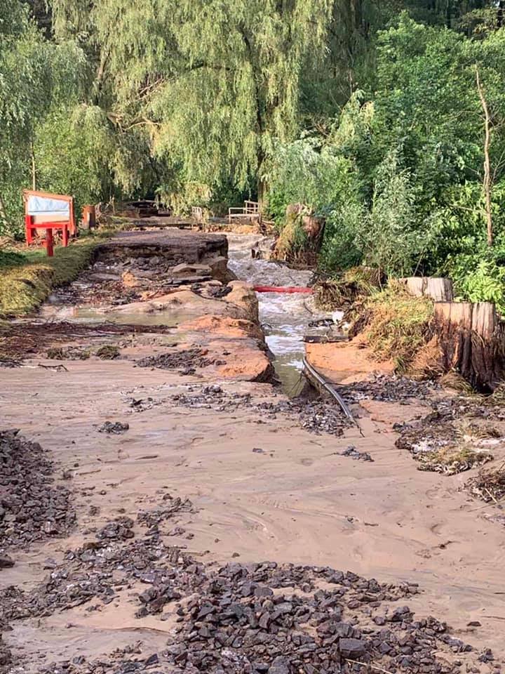 В посёлке Лышня из-за непогоды прорвало дамбу и сломались деревья, Фото: Бышевская территориальная община