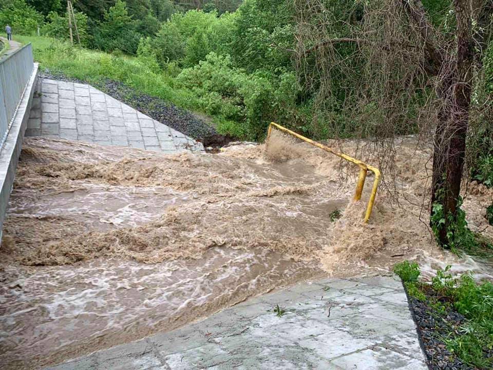 В посёлке Лышня из-за непогоды прорвало дамбу и сломались деревья, Фото: Бышевская территориальная община