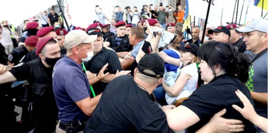 Столкновения с полицией и задержания: в Киеве проходит крупная акция протеста ФОПов, - ВИДЕО