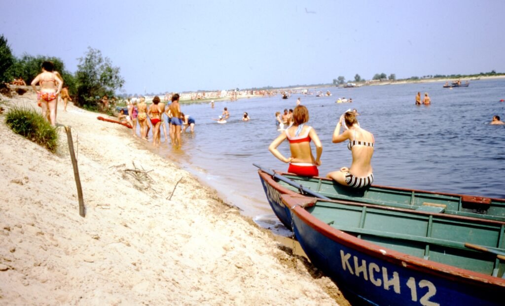 Отдыхающие на пляжах Киева XX века, Фото: Kyivpastfuture
