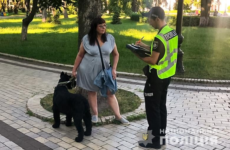 полицейские фиксируют нарушения правил выгула животных, Фото: Полиция Киева