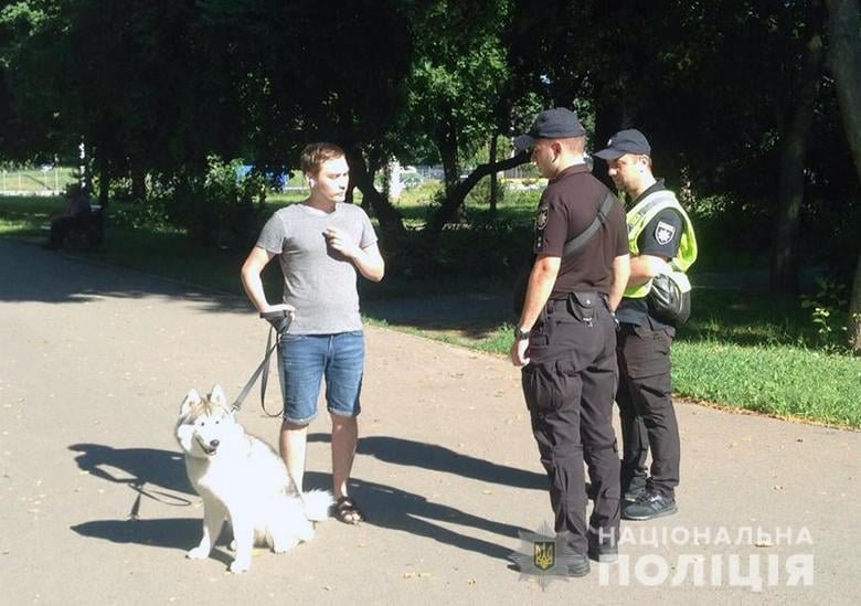 полицейские фиксируют нарушения правил выгула животных, Фото: Полиция Киева