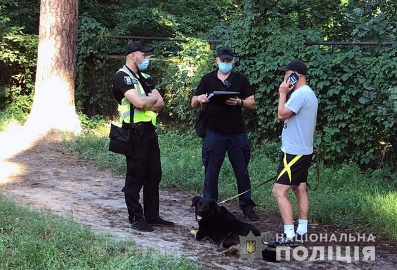 полицейские фиксируют нарушения правил выгула животных, Фото: Полиция Киева
