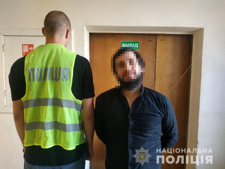 Двое иностранцев ограбили прохожего в Киеве. Полиция задержала их в течение часа, - ФОТО