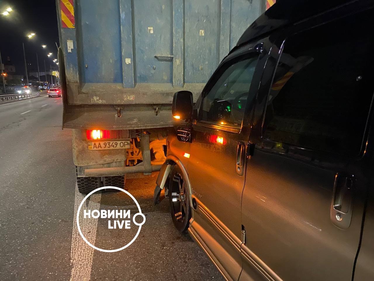 Автомобиль столкнулся с самосвалом в Киеве Автомобиль столкнулся с самосвалом в Киеве, Фото: "Новини Live"