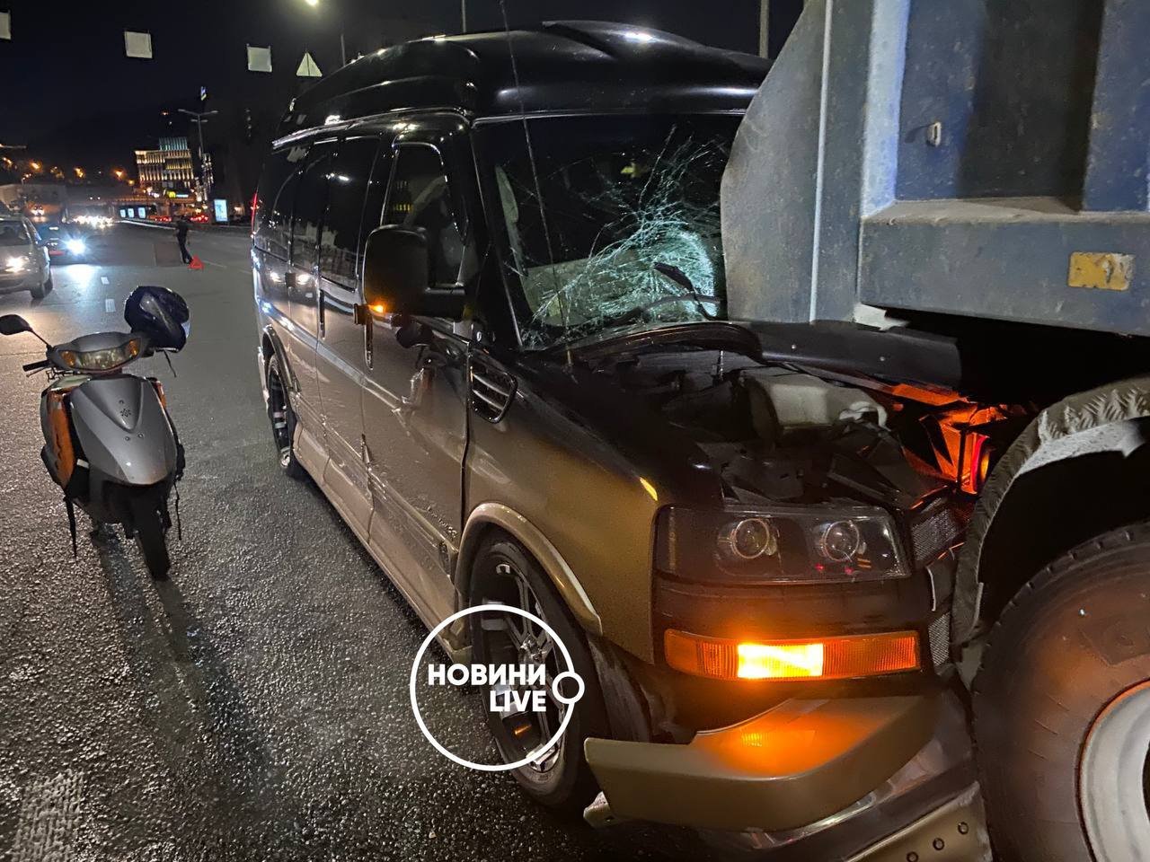 Автомобиль столкнулся с самосвалом в Киеве Автомобиль столкнулся с самосвалом в Киеве, Фото: "Новини Live"