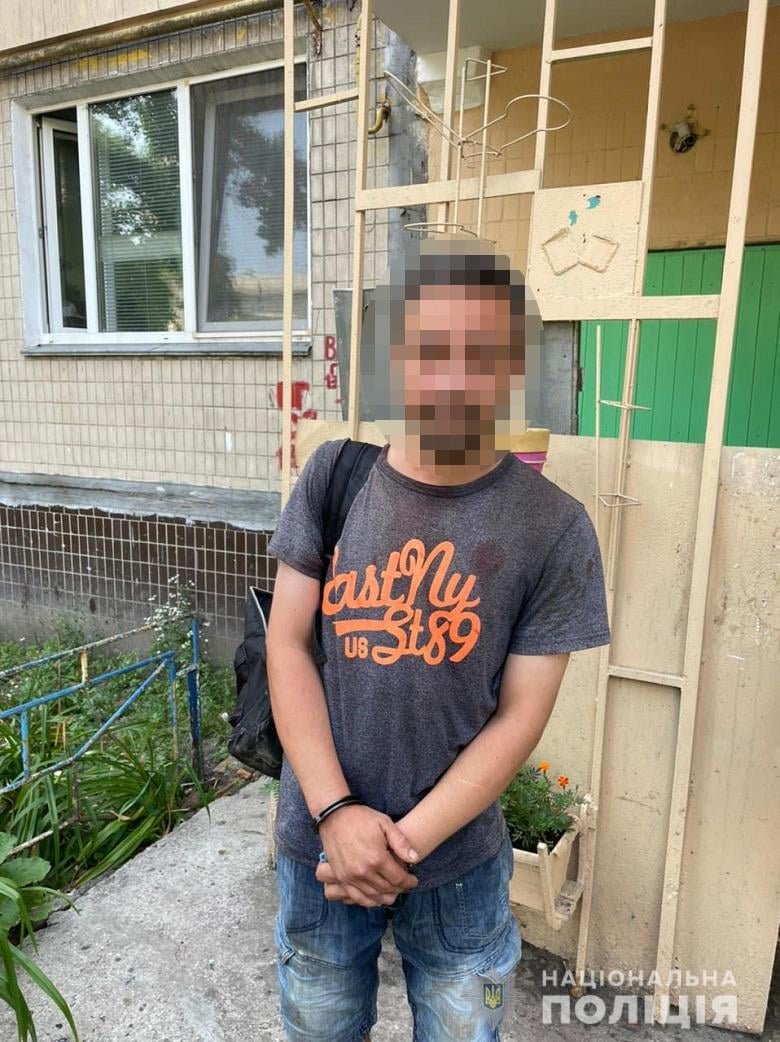 Украл, чтобы продать: в Киеве задержали вора, который вынес из дома лифтовое оборудование