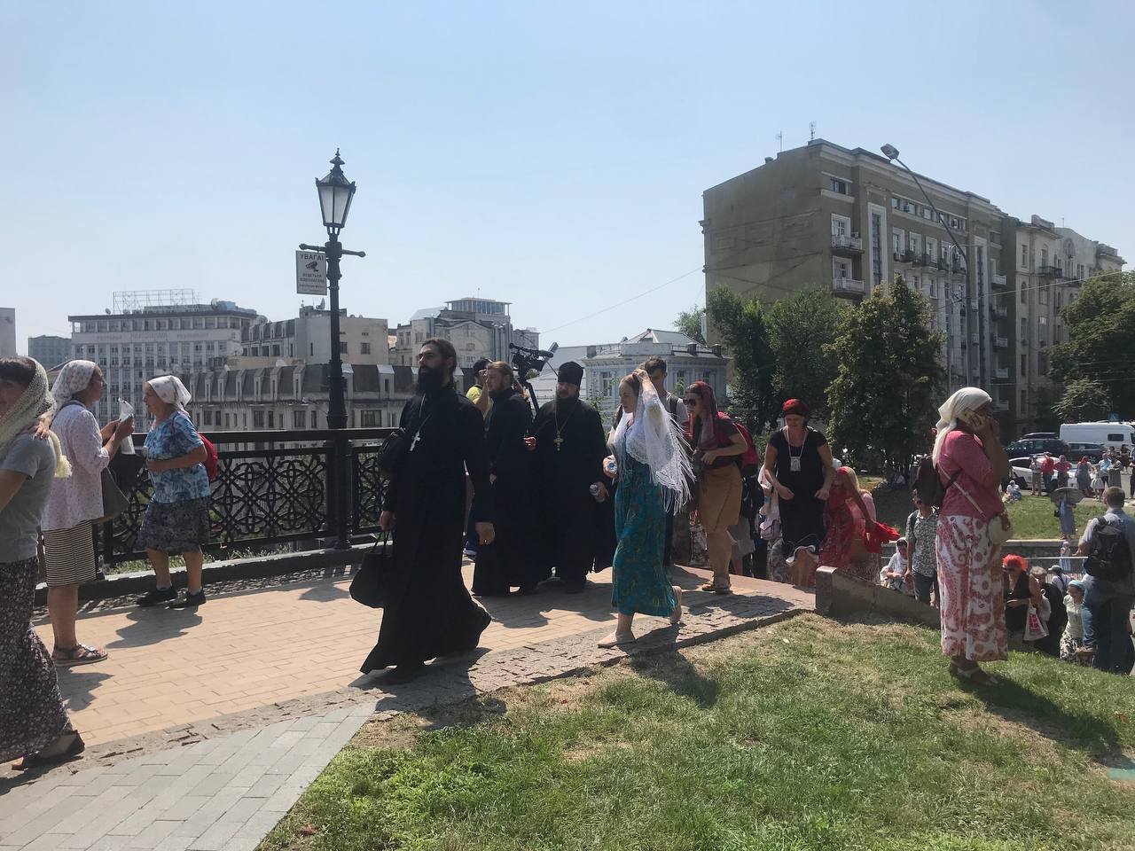 Прихожане без масок, пробки и торжественный молебен: как в Киеве прошел День крещения Руси
