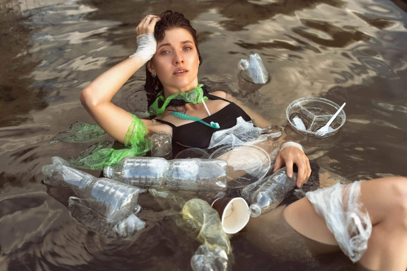 Экоактивисти представили фотопроект "Пластиковые водоёмы", Фото: Виталий Дрябенко