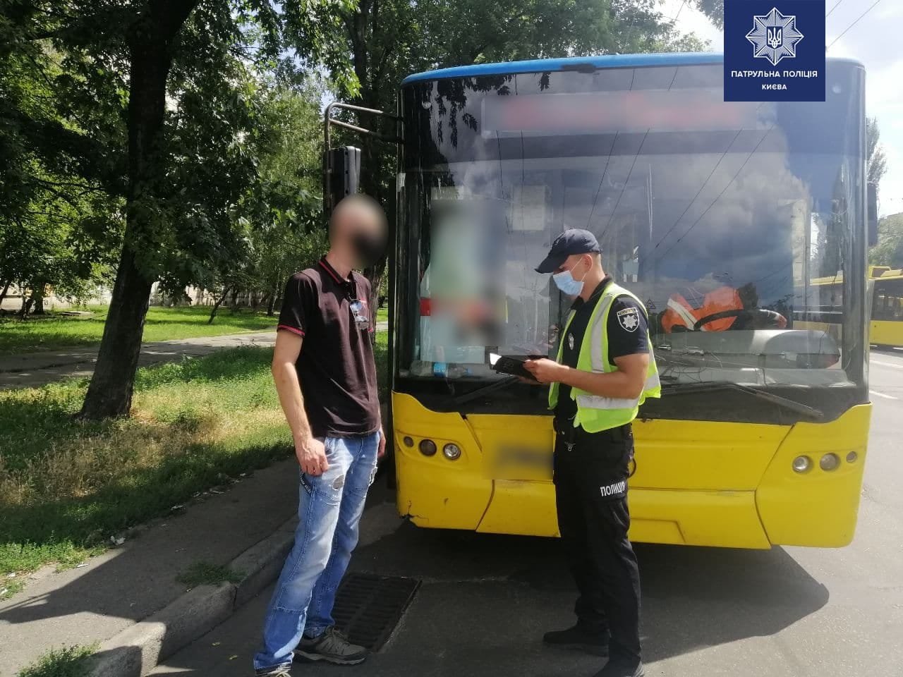 В Киеве водитель троллейбуса ездил "под кайфом", Фото: Патрульная полиция Киева
