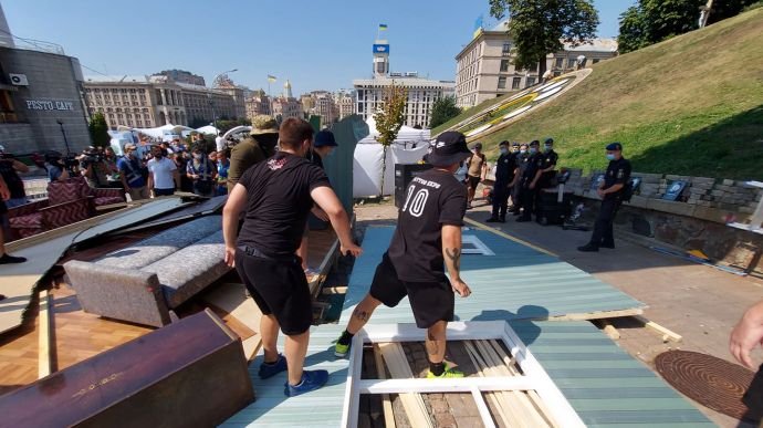 "Нацкорпус" поломал декорации на Аллее Небесной Сотни, Фото: Украинская  правда