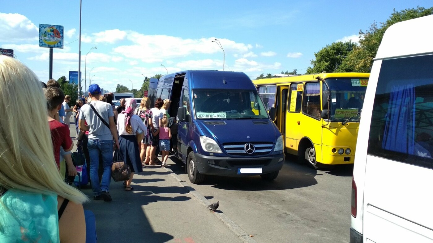 Очередь из Киева в Чернигов на станции метро "Лесная", Фото: Олексій Нестеренко