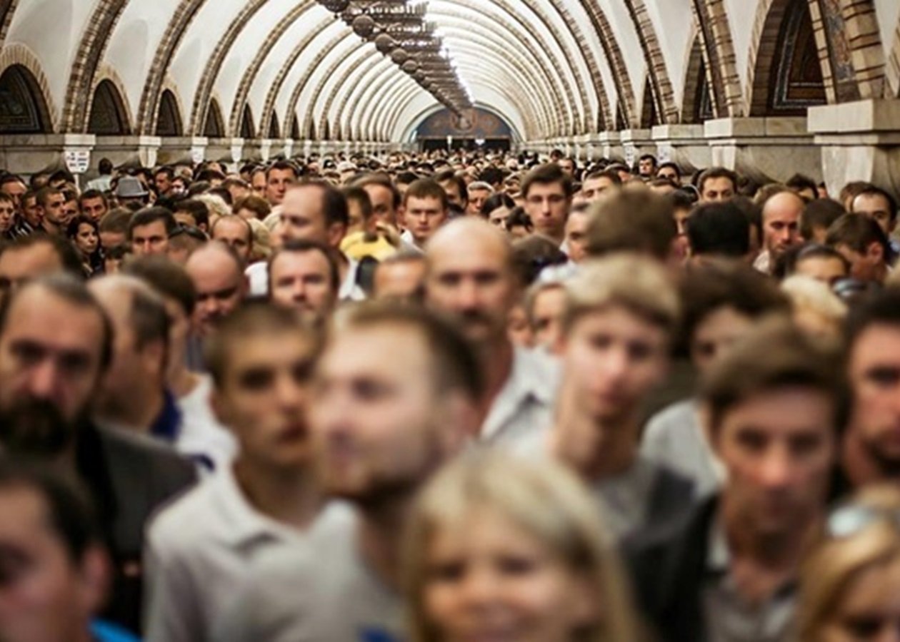 Люди на станции метро 