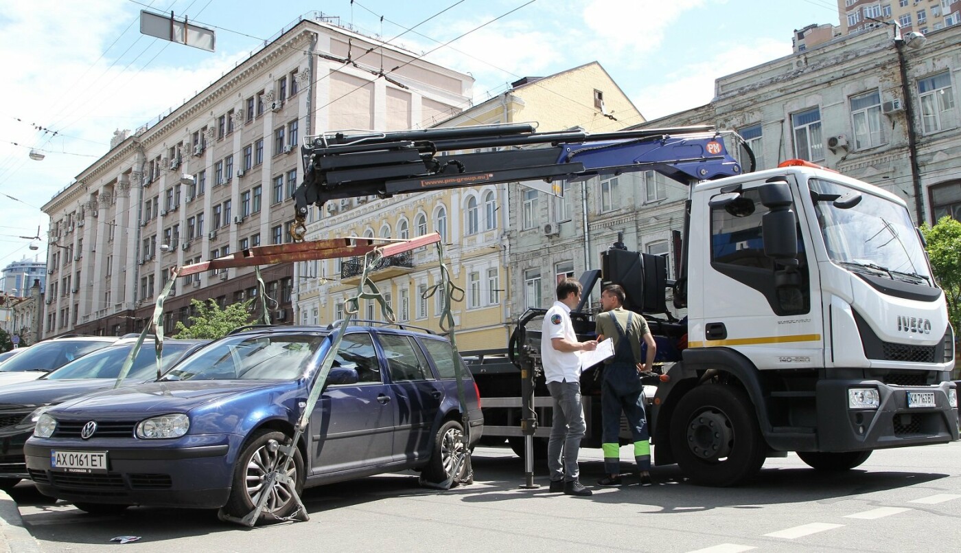 «Черные парковщики» и городские инспекторы: что не так с парковкой в Киеве
