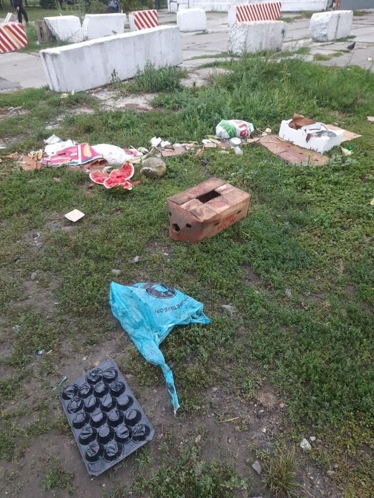 Мусор и жуткая вонь: ужасные последствия стихийной торговли на Троещине в Киеве, - ФОТО