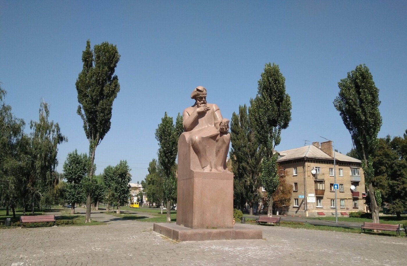 Памятник Владимиру Вернадскому в Киеве