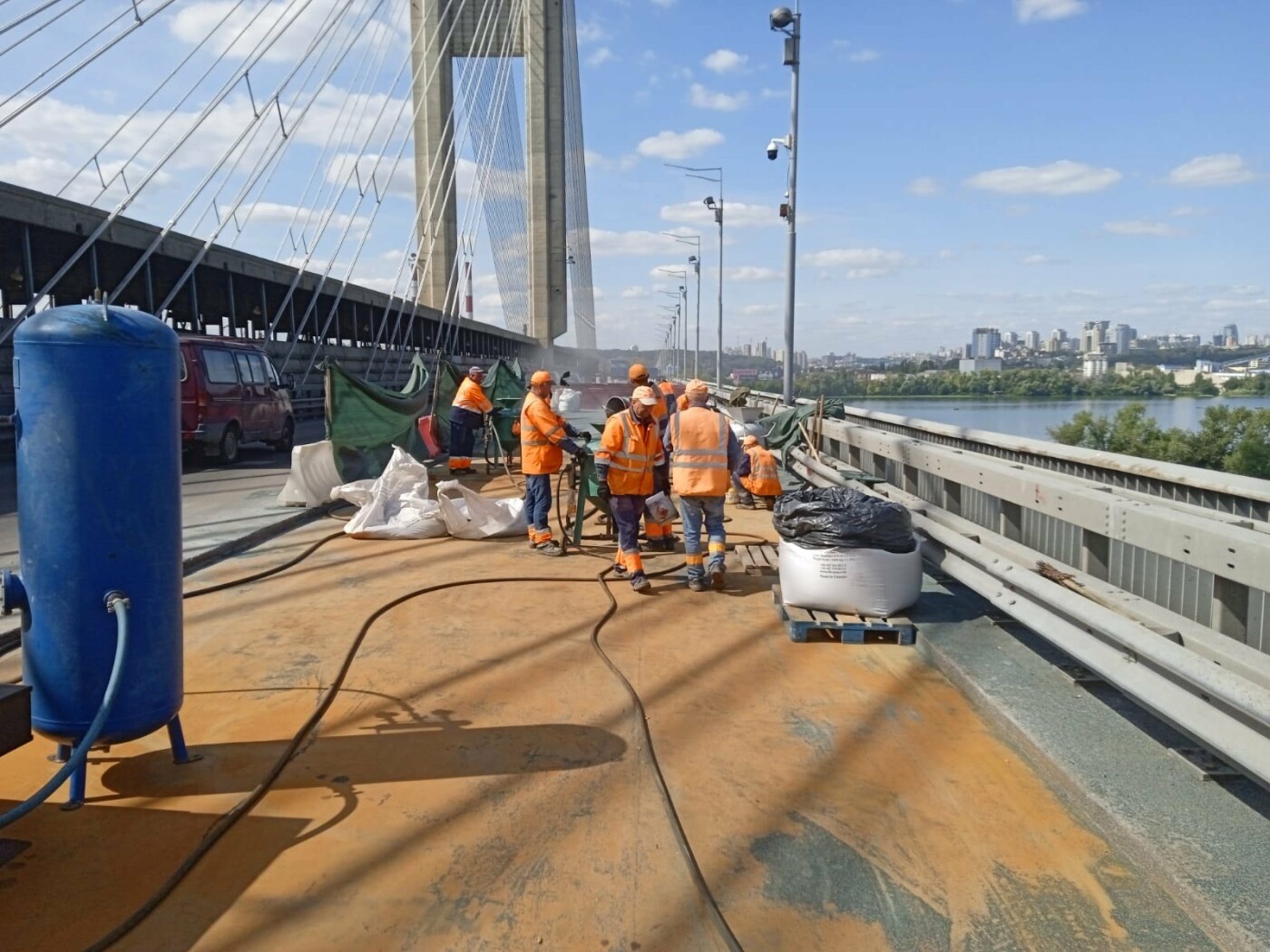 На Южном мосту идут ремонтные работы, КГГА