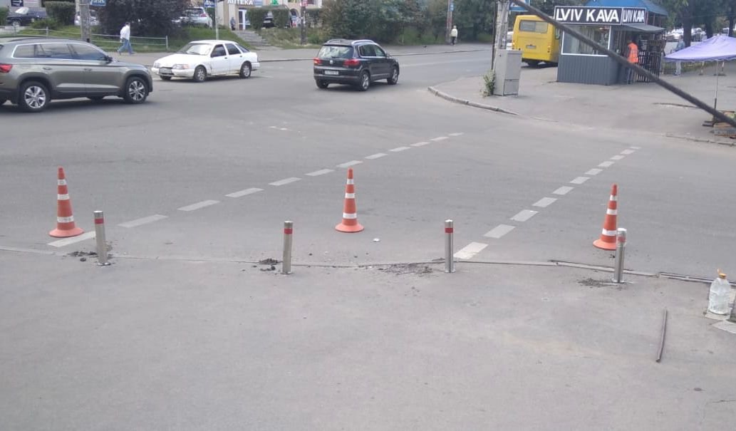 Чтобы не бросали на тротуарах: на Соломенке установили ант..., фото-2 Чтобы не бросали на тротуарах: на Соломенке установили антипарковочные столбики, - ФОТО, фото-2