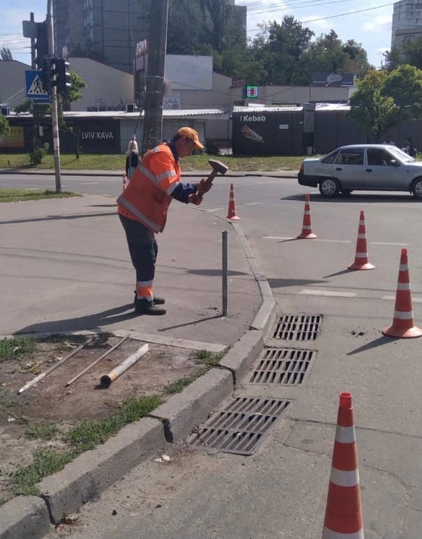 Чтобы не бросали на тротуарах: на Соломенке установили ант..., фото-3 Чтобы не бросали на тротуарах: на Соломенке установили антипарковочные столбики, - ФОТО, фото-3