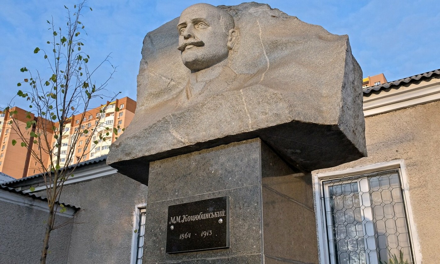 Коцюбинское, памятник Коцюбинскому возле сельской рады, Фото: Коцюбинчанин