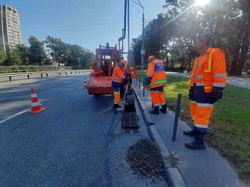 Уборка ливневых систем, Фото: Киевавтодор, КГГА