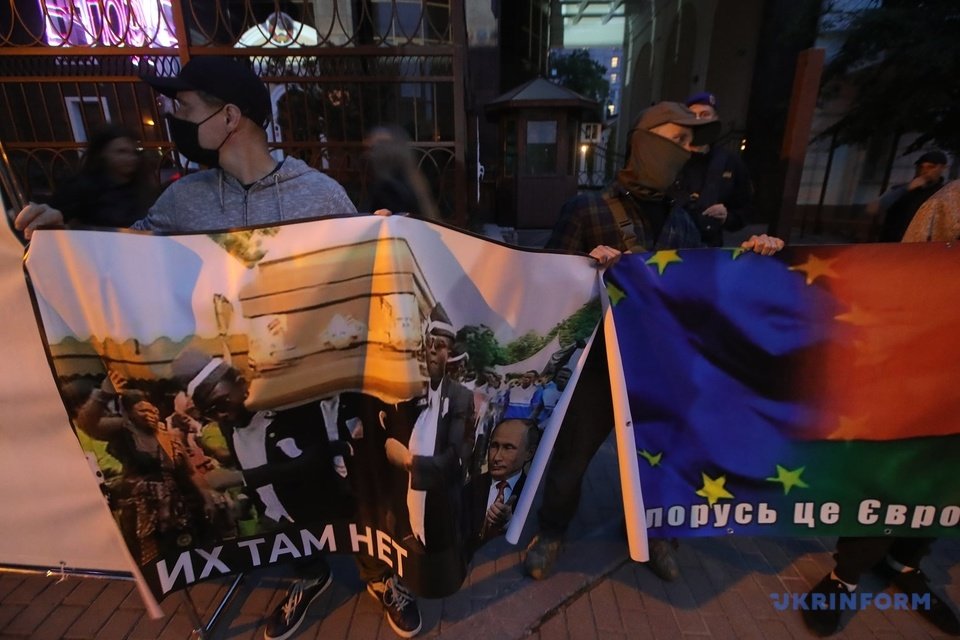 Акция возле посольства Беларуси в Киеве, Фото: Укринформ