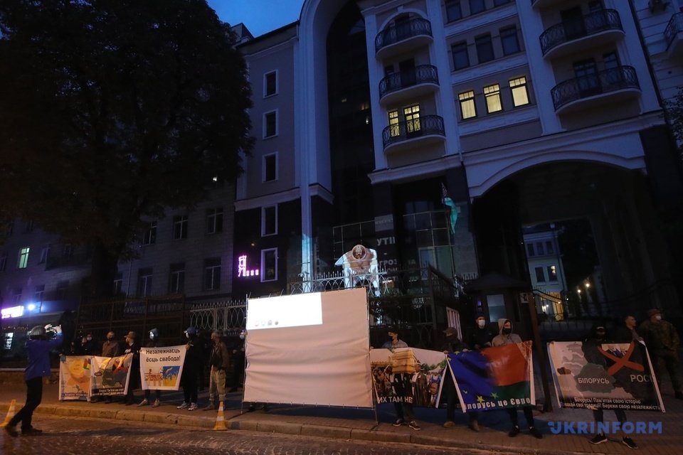 Акция возле посольства Беларуси в Киеве, Фото: Укринформ