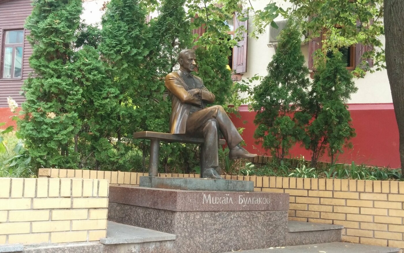 Памятник Булгакову в Киеве