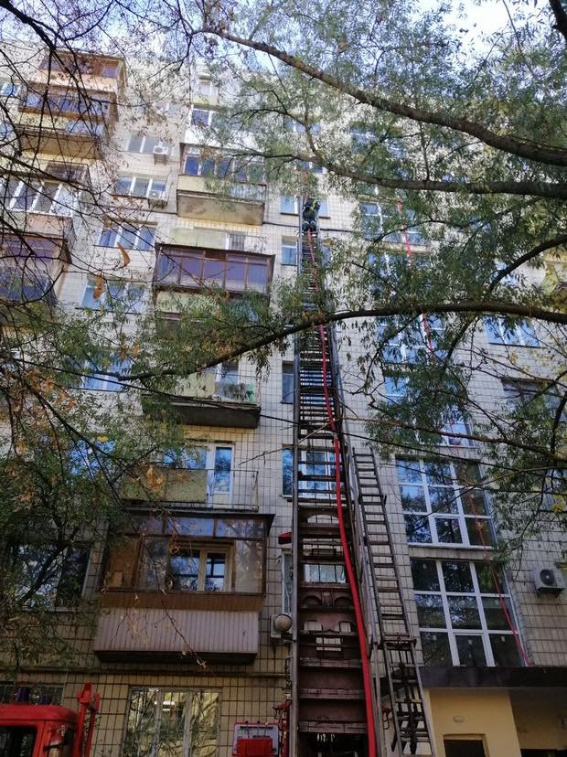 Пожар в многоэтажном доме в Киеве: в квартире угорели два человека