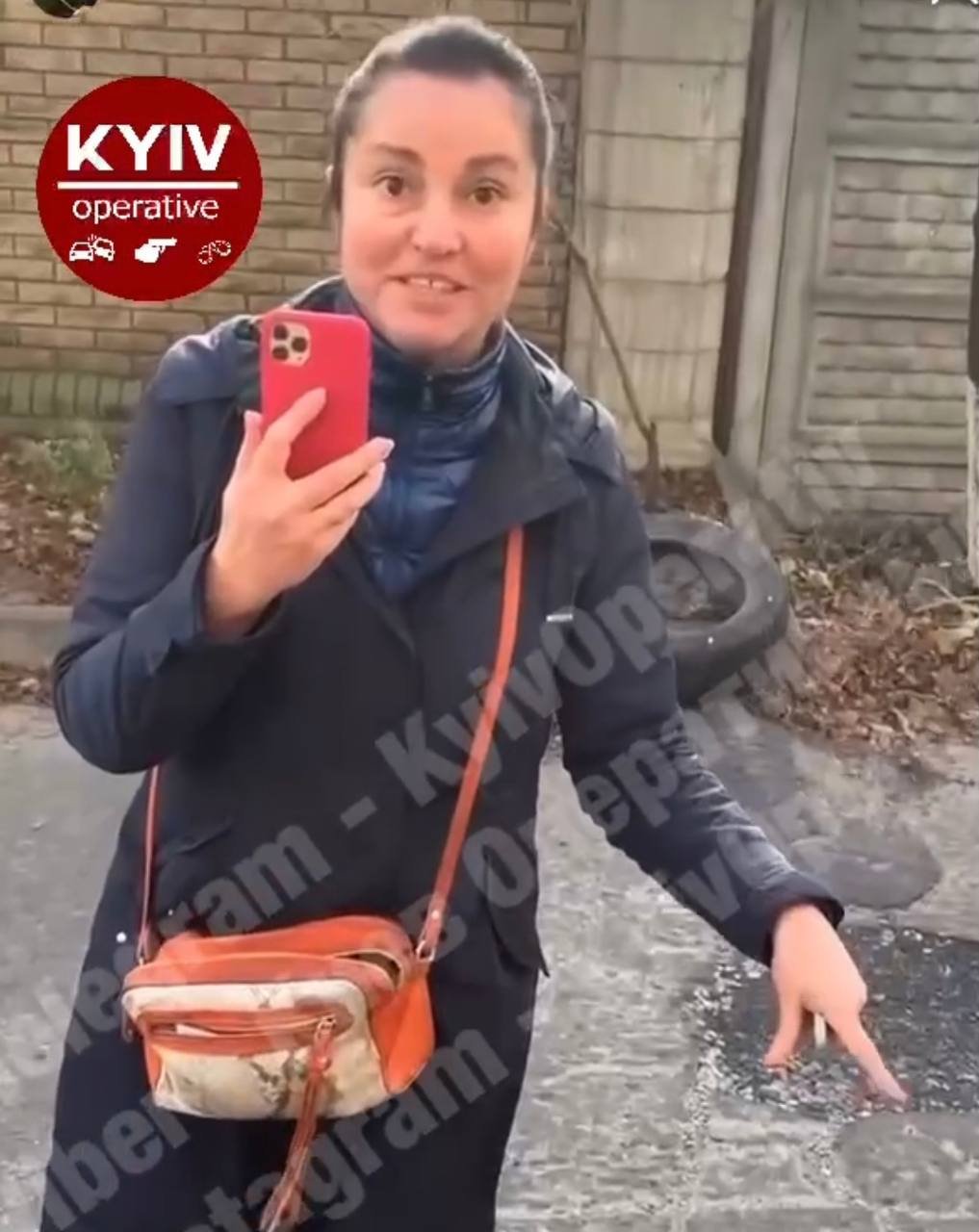 В Киеве женщина разрыла яму на дороге, которую местный житель отремонтировал за свой счет, - ВИДЕО