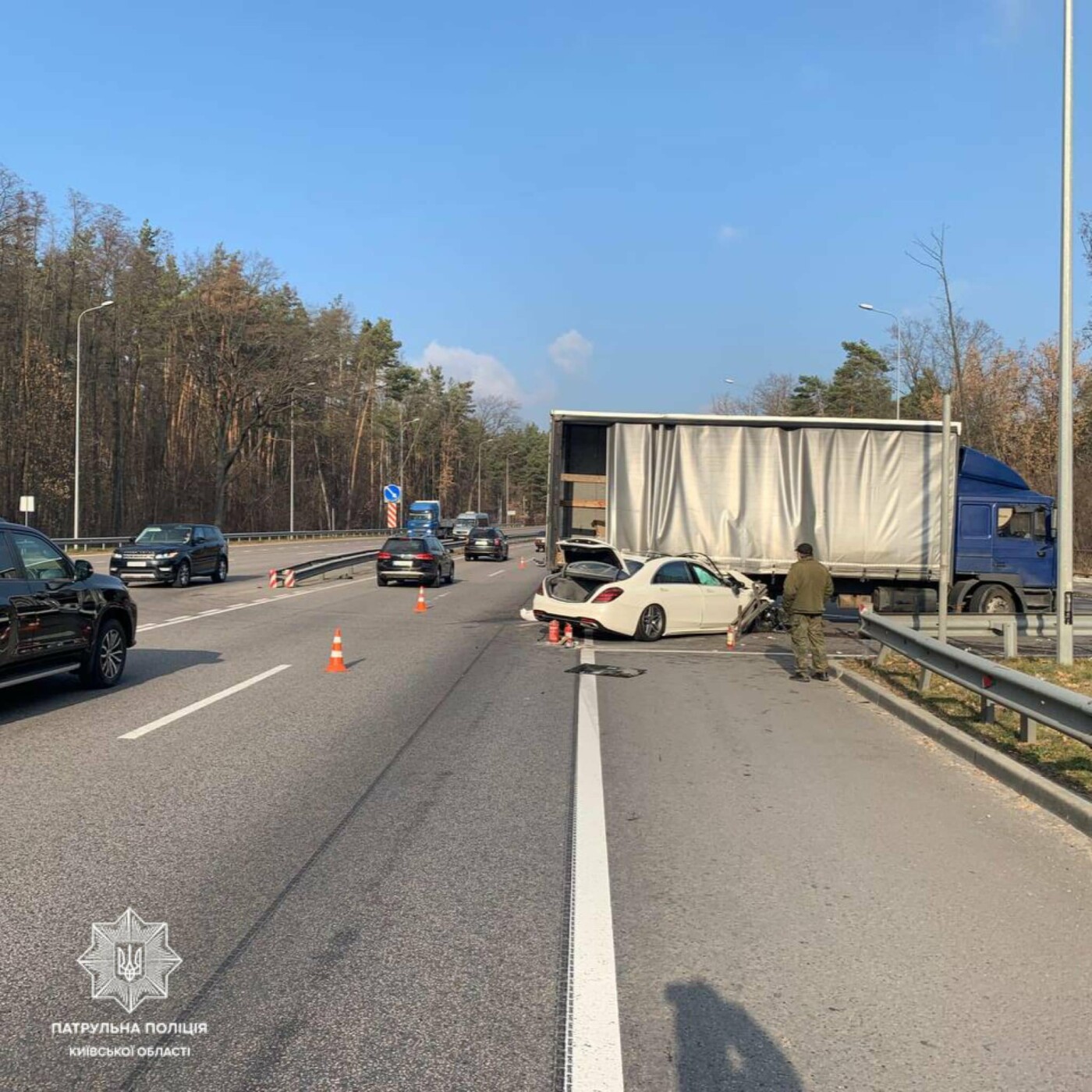 В Киеве водитель Mercedes влетел под грузовик: есть пострадавшие, - ВИДЕО