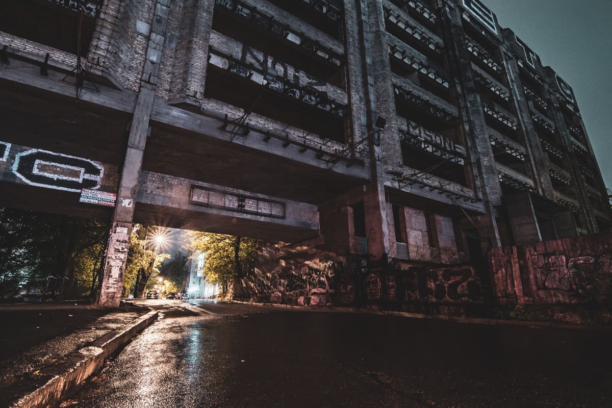 Львовская площадь в Киеве: долгострои и атмосфера старого города. Читайте  на UKR.NET