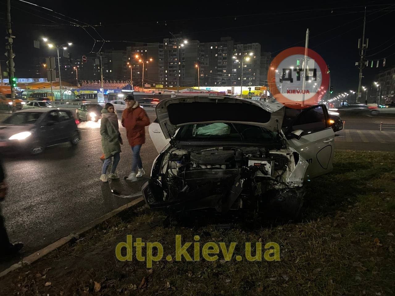 В Киеве таксист влетел в легковушку: пассажирку с травмами доставили в больницу, - ФОТО