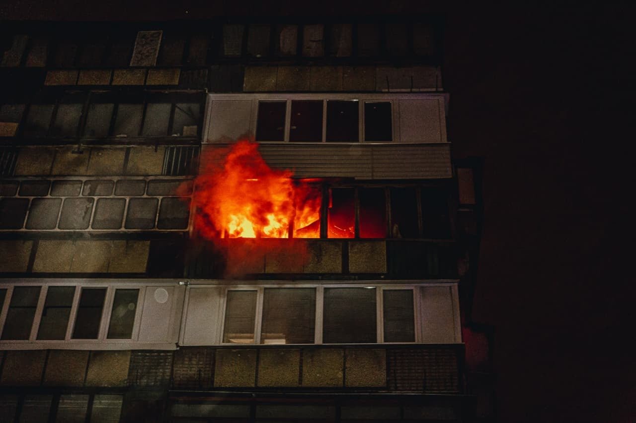 В Киеве ночью горела квартира: мужчина выпрыгнул с 7 этажа, спасаясь от  огня, - ФОТО | Новини