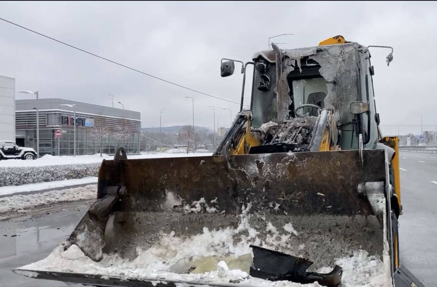 В Киеве во время уборки снега загорелся трактор с водителем, - ВИДЕО